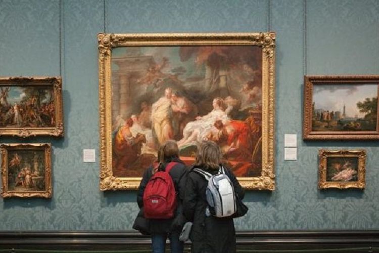 Pengunjung menikmati karya seni lukisan di National Gallery London.
